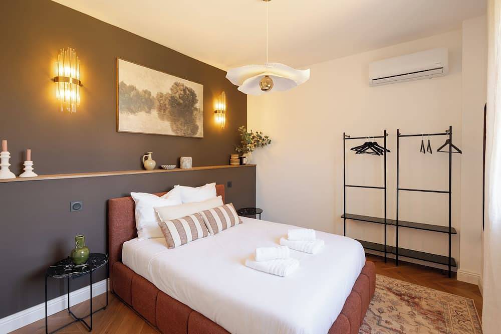 Entire apartment, Tour Vinea - Private Jacuzzi & 4K Cinema near Bordeaux in Villenave-d'Ornon, Bordeaux region