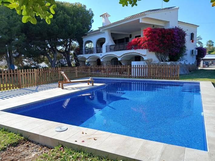 Chalet para 8 personas, con piscina además de jardín y vistas, Familias con niños en Moraira