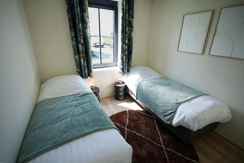 Sunny 4-6 person detached waterfront holiday home. in Roelofarendsveen, Groene Hart