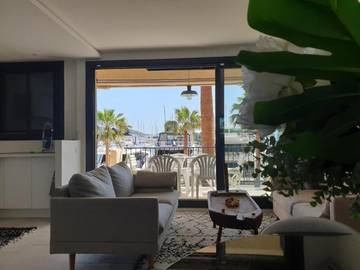 Gîte pour 4 personnes, avec piscine ainsi que terrasse et vue dans Port des Marines de Cogolin