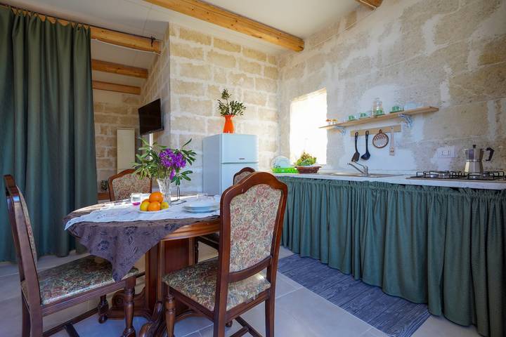 Entire studio, Studio 'La Casa Di Marta' with Shared Garden and Wi-Fi in Fasano, Salento