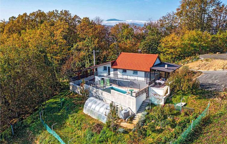 Ferienhaus für 4 Personen, mit Ausblick und Terrasse sowie Pool und Garten