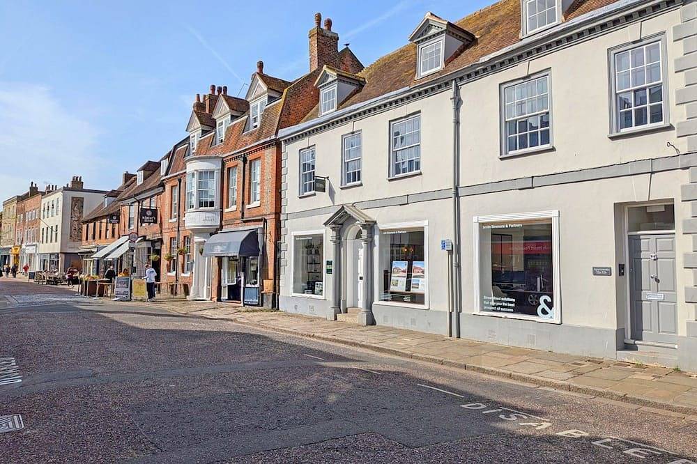 St Cyriacs - Chichester  -  a town house that sleeps 6 guests  in 3 bedrooms in Chichester, West Sussex