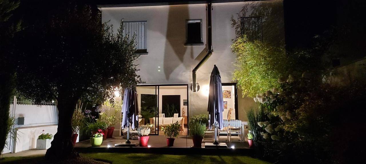 Chambre 2 Vue sur le jardin in Vélizy-Villacoublay, Yvelines