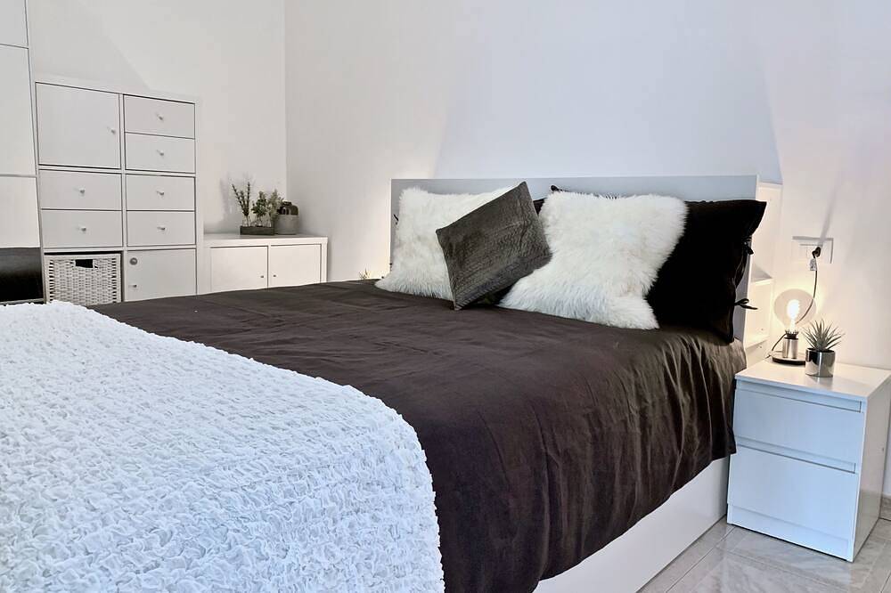 Apartamento entero, En el corazón del casco antiguo, impresionante piso con terraza en la azotea, 3Bed / 1Bath / Wifi / Ac in Ventimiglia (Ciudad), Ventimiglia