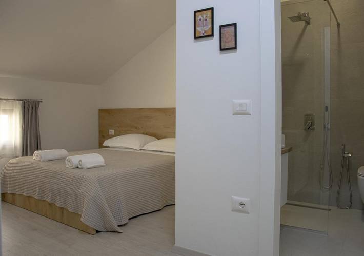 B&b per 7 persone, con Balcone e Terrazza nonché Giardino e Panorama a Tirana