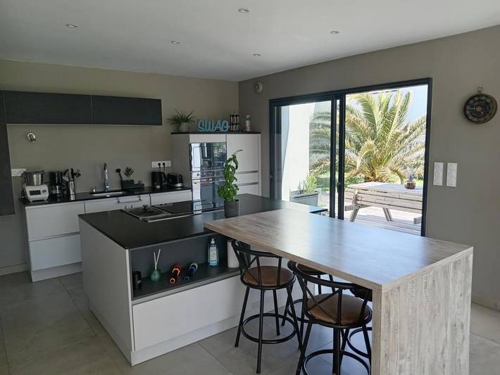 Location de vacances pour 8 personnes, avec terrasse ainsi que jardin et piscine dans Plage Kerminihy - 4