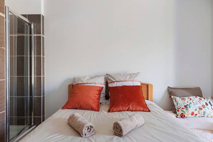 Bed & Breakfast „La Chambre Mancelle“ mit Gemeinschaftsterrasse, Garten & Wlan in Le Mans, Sarthe