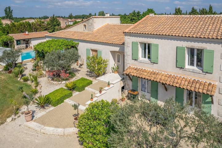 Location de vacances pour 12 personnes, avec piscine ainsi que jardin et terrasse, adapté aux familles à Fontvieille - 2