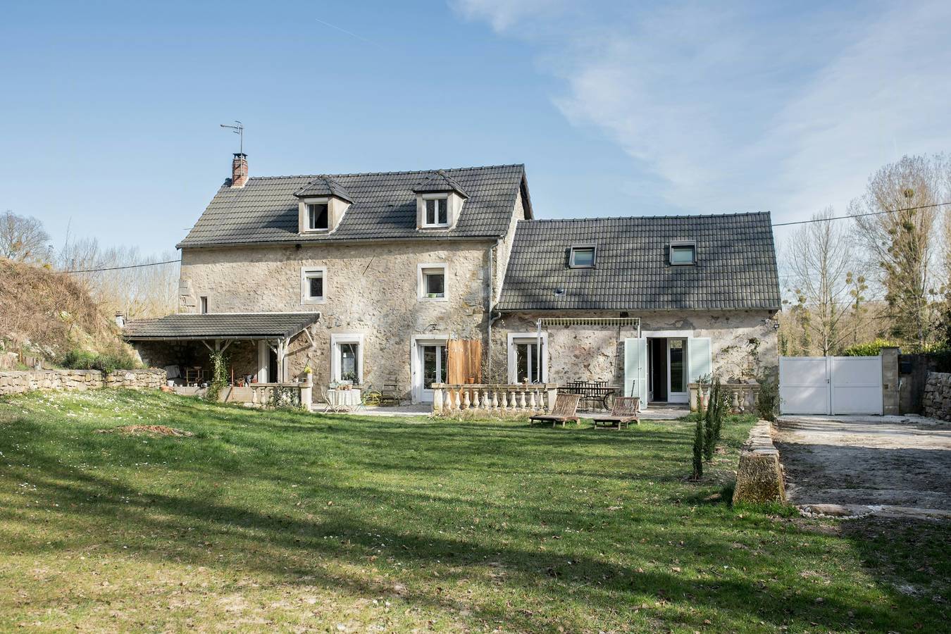 Casa rural de piedra en una antigua cantera in Río Oise