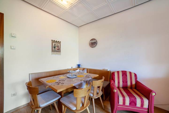 Ganze Wohnung, Ferienwohnung 'Ella' mit Bergblick, Pool (Juni - August), privater Terrasse und Wlan in Meran, Sarntaler Alpen
