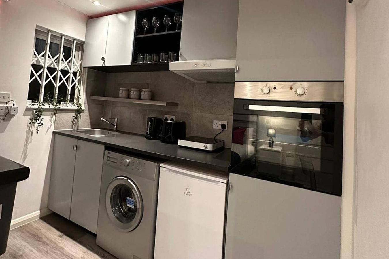 Entire studio, Studiosleeps2-Gardenview-Parking-Internet-Patio in London, South East England