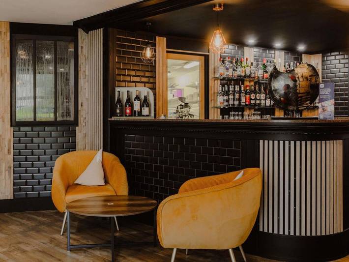 Hôtel pour 2 personnes, avec jardin ainsi que piscine et jacuzzi à Seynod