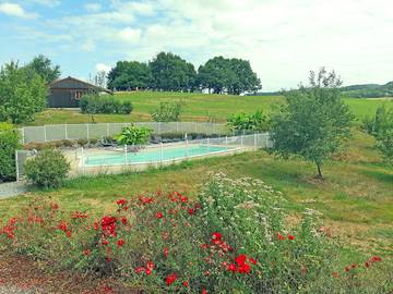 Maison de campagne pour 6 personnes, avec piscine ainsi que terrasse et jardin, animaux acceptés à Junhac