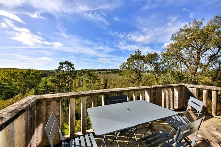 Location de vacances pour 4 personnes, avec Balcon et Terrasse ainsi que Jardin et Piscine à Montsoreau