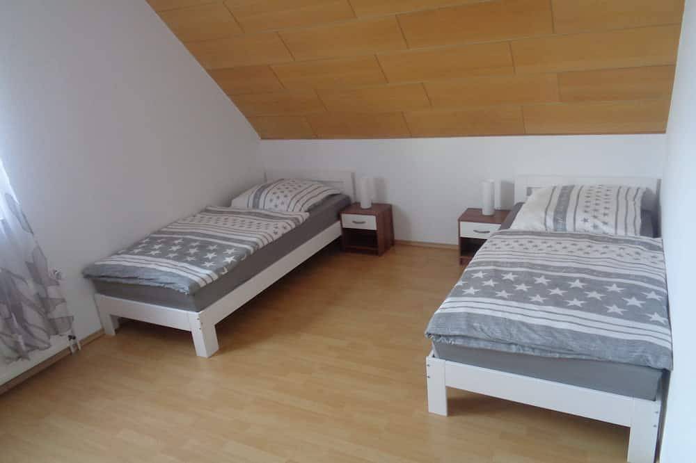 Ganze Wohnung, Ferienwohnung mit Weitblick übers Weserbergland und verkehrsgünstiger Lage in Hessisch Oldendorf, Weserbergland