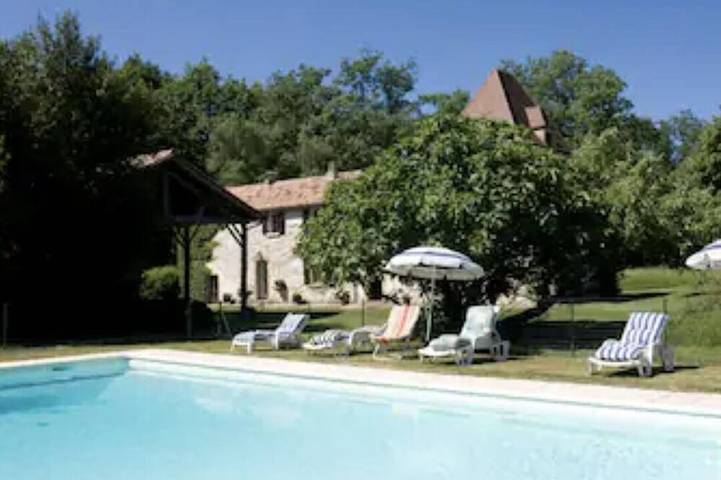 Location de vacances pour 12 personnes, avec jardin à Saint-Pardoux-et-Vielvic