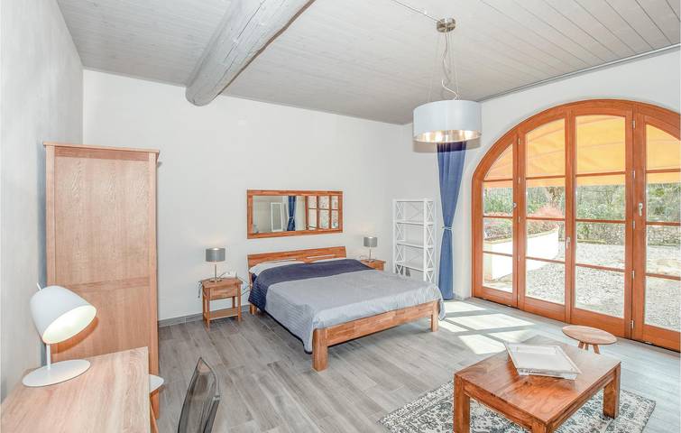 Gemütliches 2km Monzambano Apartment mit Parkplatz & WiFi in Monzambano, Mantua Provinz