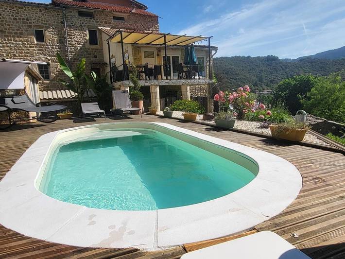 Chambre d’hôte pour 2 personnes, avec Terrasse et Jardin ainsi que Piscine et Vue à Pont-de-Labeaume