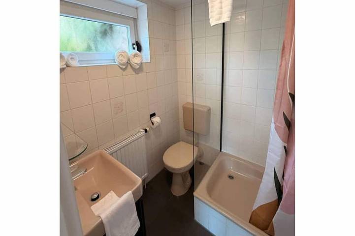 Ganze Wohnung, Ferienwohnung - umgeben von blühenden Hortensien und Gartenidylle. in Teningen, Südschwarzwald
