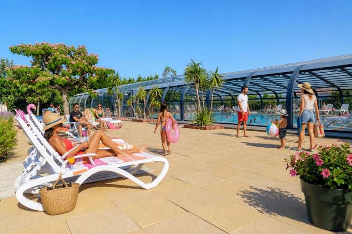 Camping pour 4 personnes, avec Terrasse ainsi que Jacuzzi et Piscine