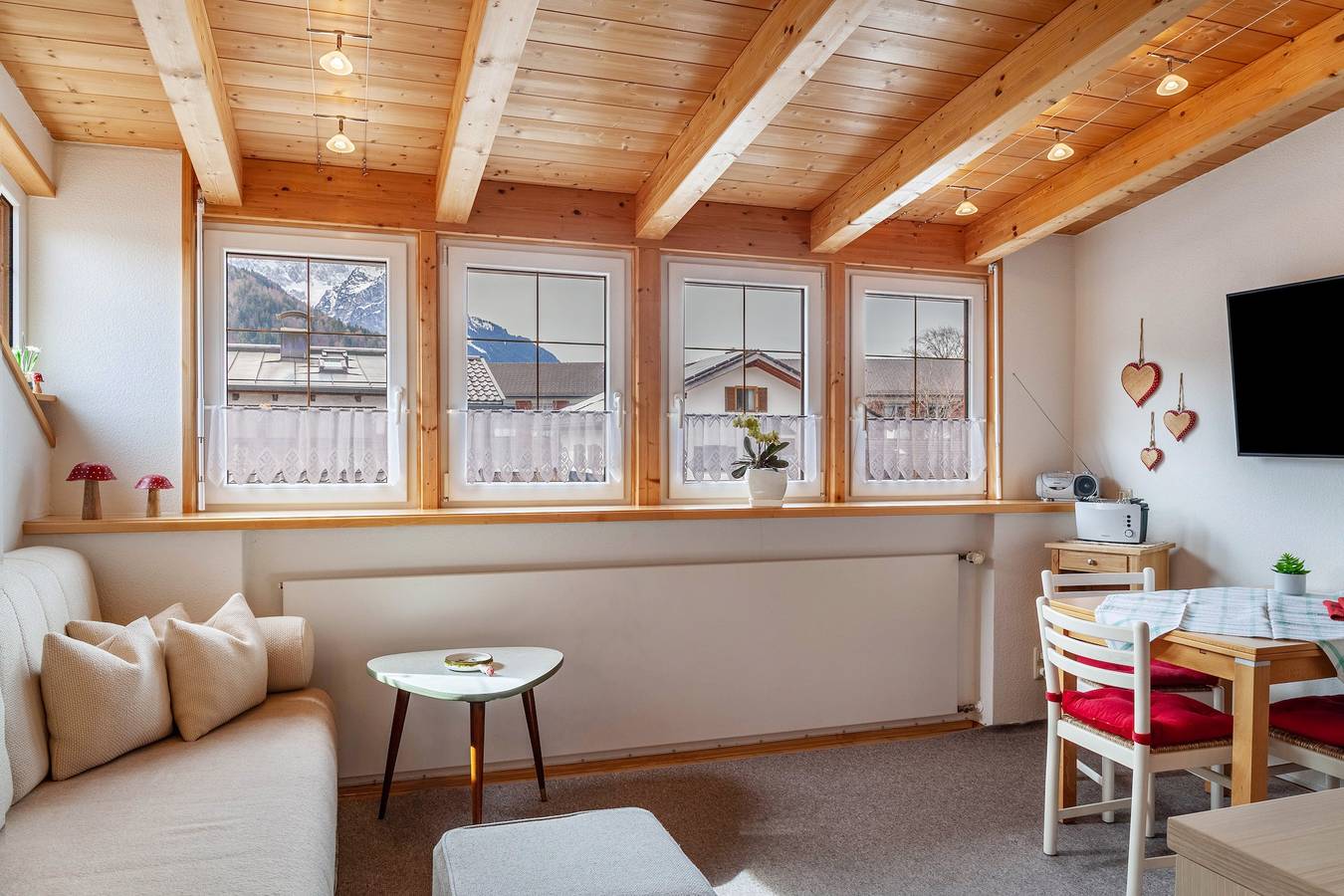Appartement 'Wank' met Uitzicht op de Bergen, Balkon en Wifi, foto 12