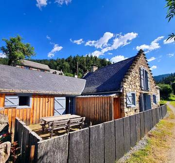 Gîte pour 7 personnes, avec terrasse dans Payolle