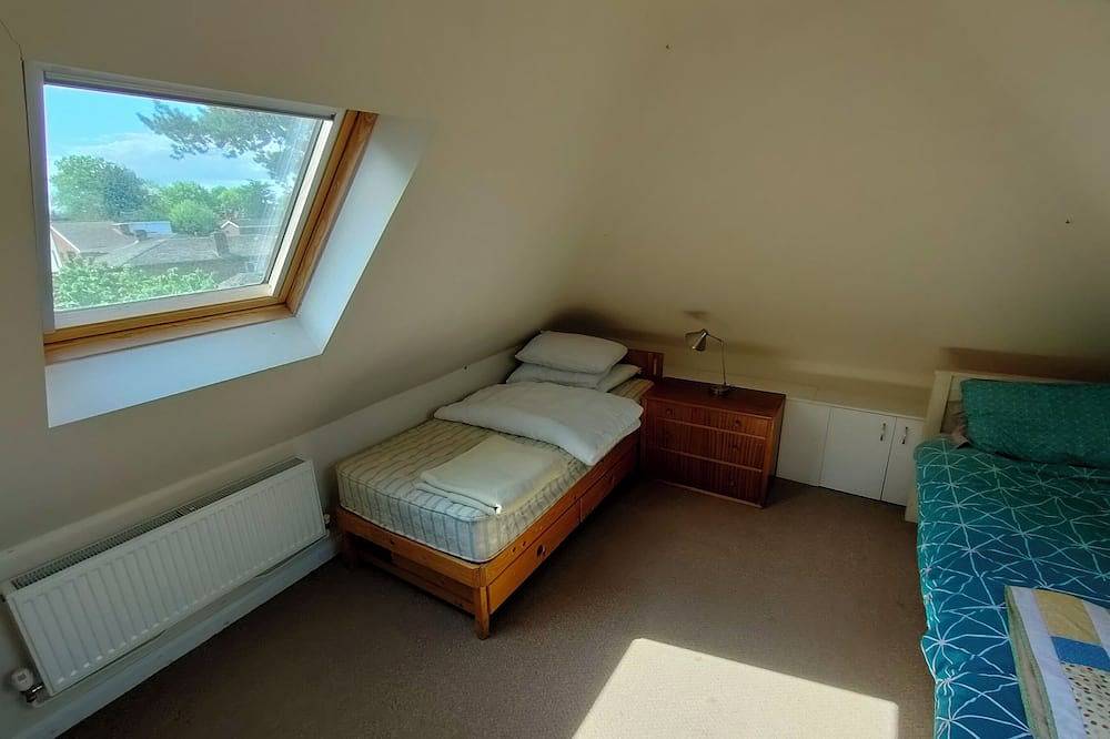 Beautiful 9-bedroom house with Wifi in charming Coventry in Coventry, Birmingham Area