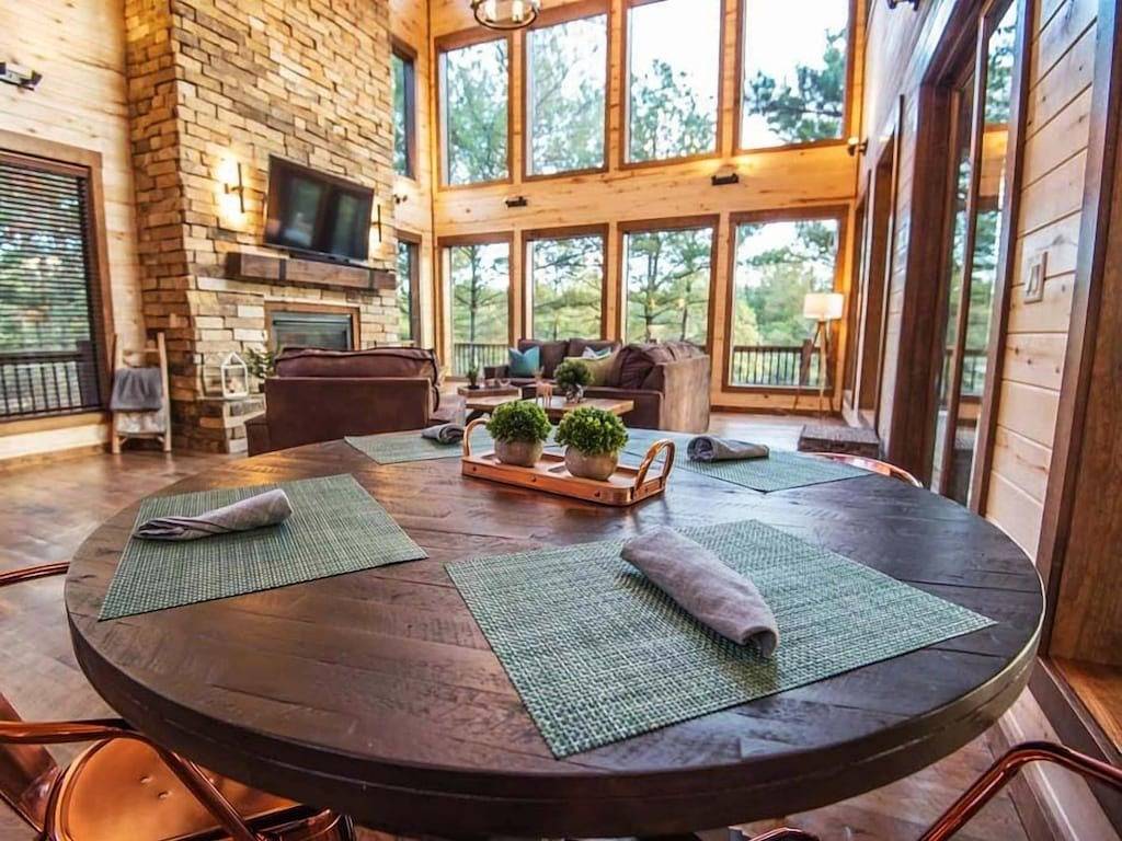 \"Rustic Heights Cabin\" Modern Luxury, w Beautiful Views, Pets in Broken Bow, Broken Bow Lake