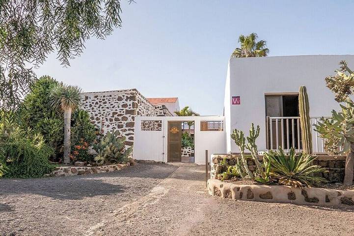 Spacious Apartment in Green Oasis | Casa Cocolores in Villaverde, La Oliva