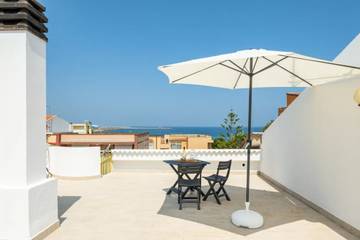 Gîte pour 4 personnes, avec vue sur l’océan ainsi que vue et balcon/terrasse, animaux acceptés à Porto Torres