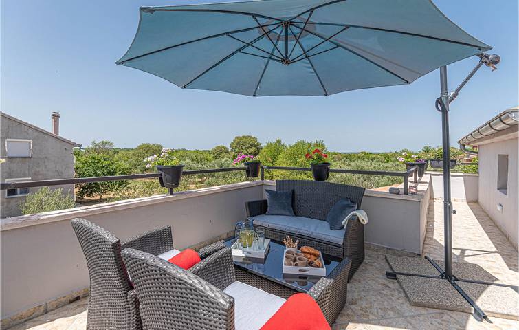 Modernes 2-Zimmer-Apartment mit Pool, WLAN und Terrasse in der Nähe des Stadtzentrums in Dalmatinisches Zagora