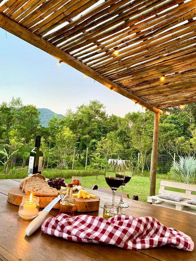 Casas e apartamentos de temporada para 4 pessoas, com jacuzzi e jardim em Cananéia