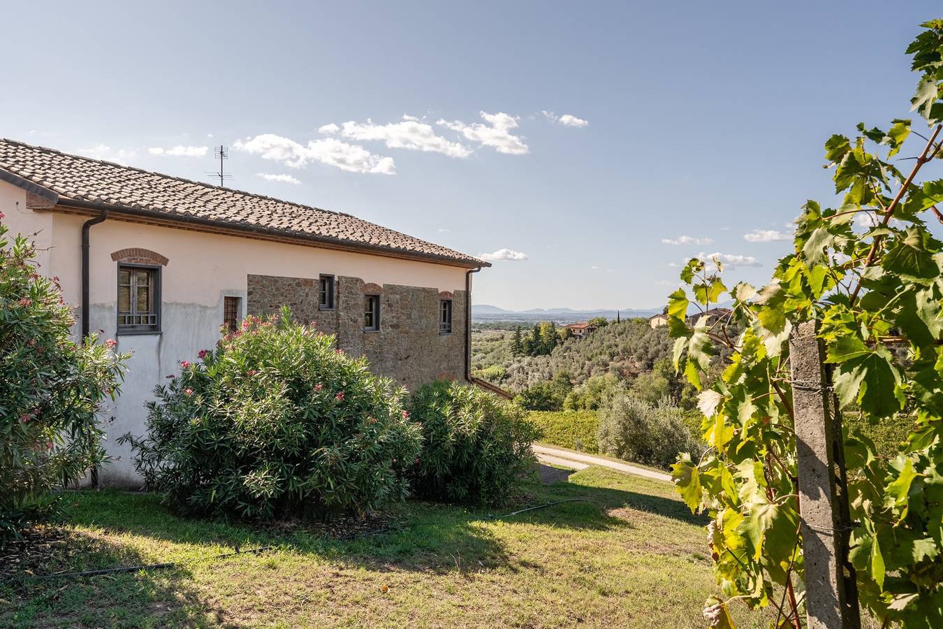 Farmhouse 'Agriturismo Fadanelli - La Cantina' with Shared Pool, Shared Garden and Wi-Fi in Lamporecchio, Pistoia Province
