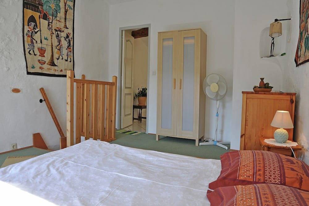 Villa in Pyrenees with Stunning Mountain Views in Fenouillet, Parc naturel régional Corbières-Fenouillèdes