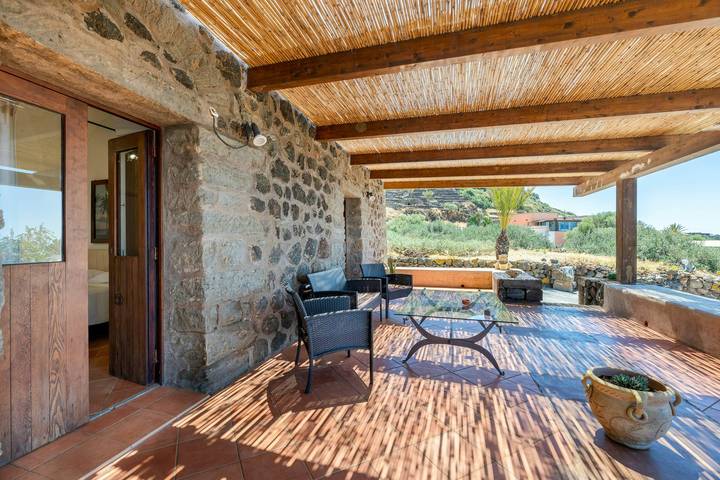Location de vacances pour 6 personnes, avec terrasse et jardin, adapté aux familles dans Pantelleria - 2