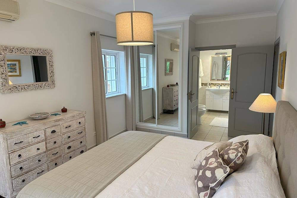 Stunning views, private position - 5 mins to beach!  Heated pool option & Aircon in Budens, Faro Distrikt