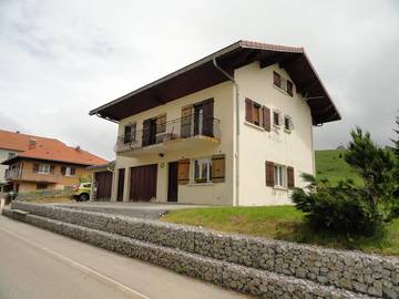 Gîte pour 5 personnes, avec jardin à Les Fourgs
