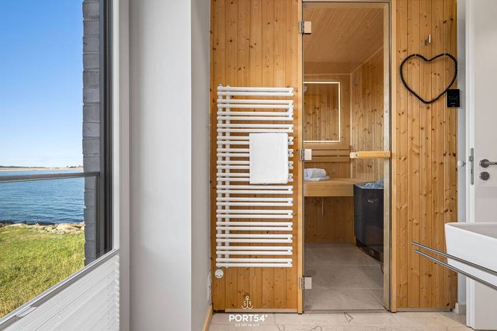 Ganze Wohnung, Strandfeder - 1. Reihe am Wasser, Meerblick, 2 Balkone, Sauna, E-Ladestation in Olpenitz, Kappeln
