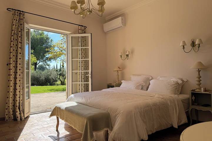 Location de vacances pour 12 personnes, avec Terrasse ainsi que Jardin et Piscine à Aureille - 4