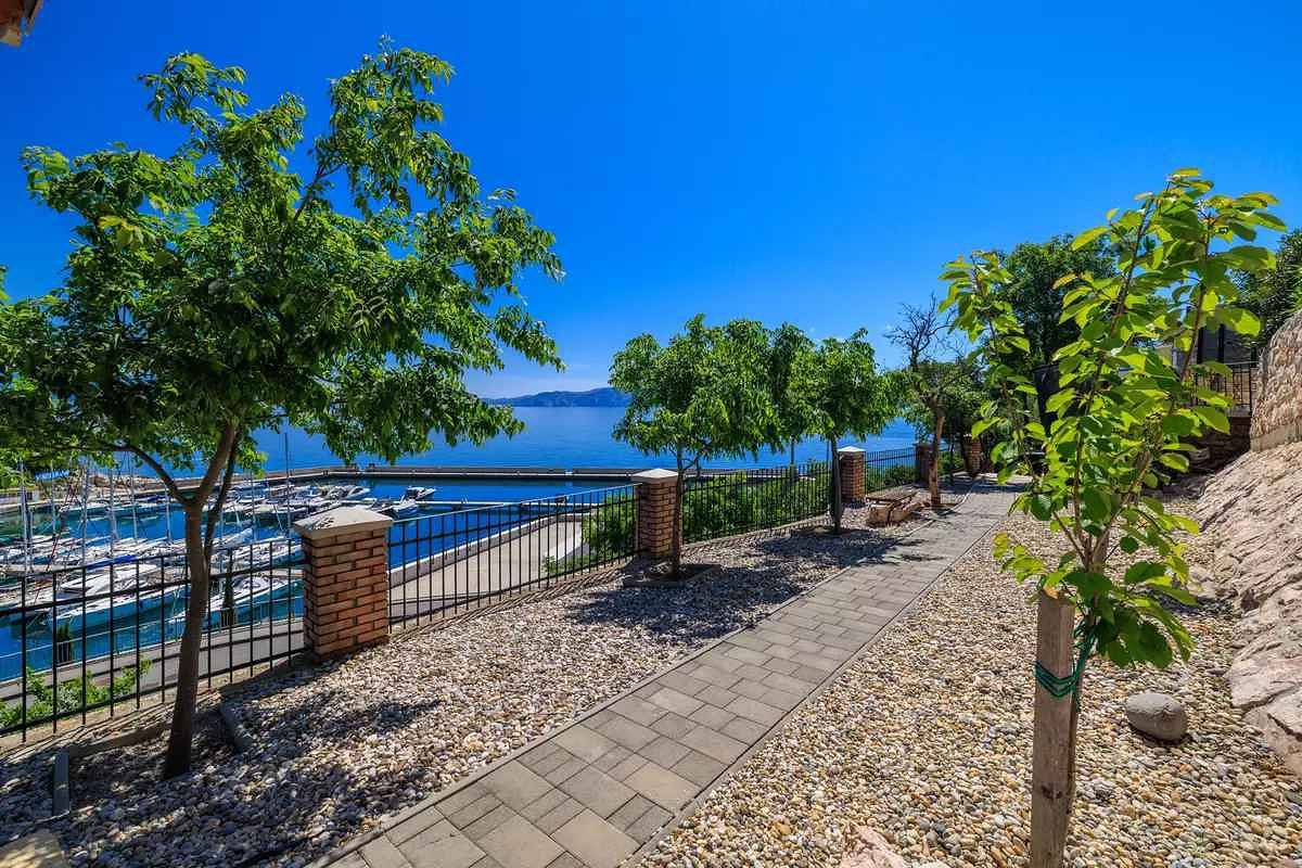 Ganze Ferienwohnung, Ferienwohnung mit Wellness und Swimmingpool zur gemeinsamen Nutzung  in Novi Vinodolski, Primorje-Gorski Kotar