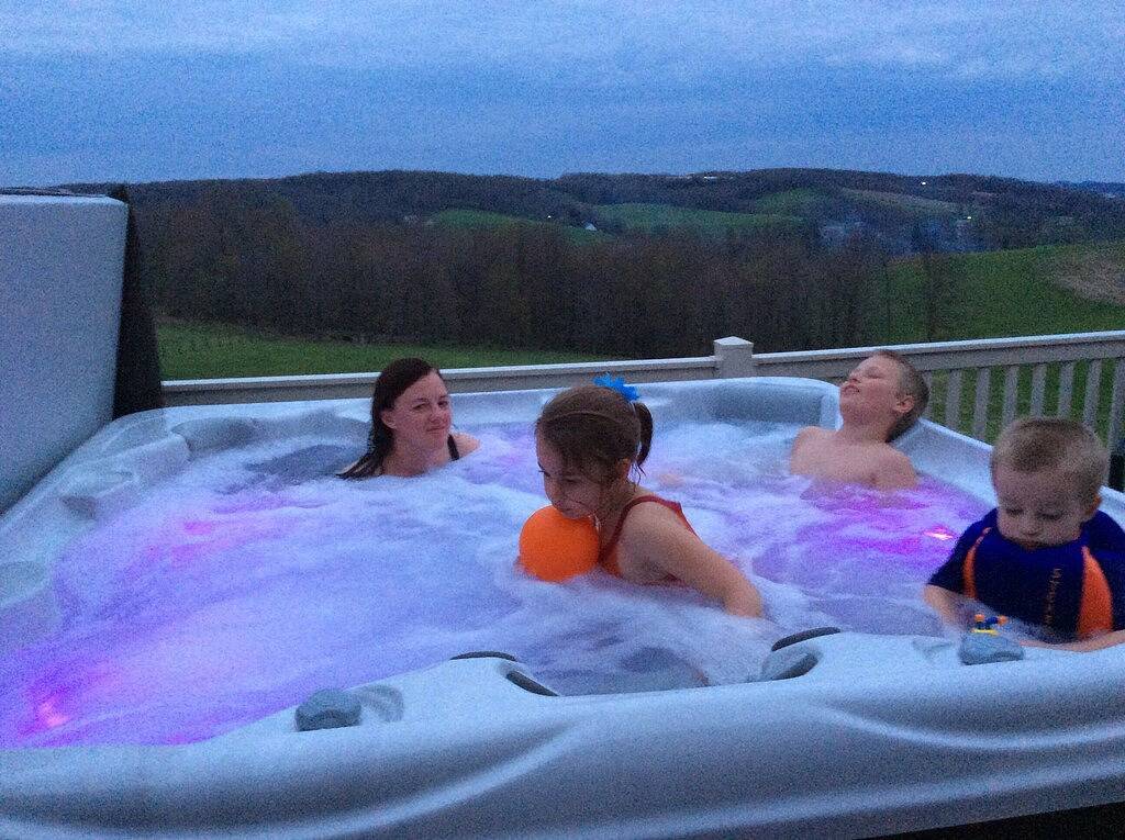 Entfliehen Sie zu unseren sauberen ruhigen voll ausgestatteten Kabinen, die im Amish-Land eingebettet werden in Tuscarawas County