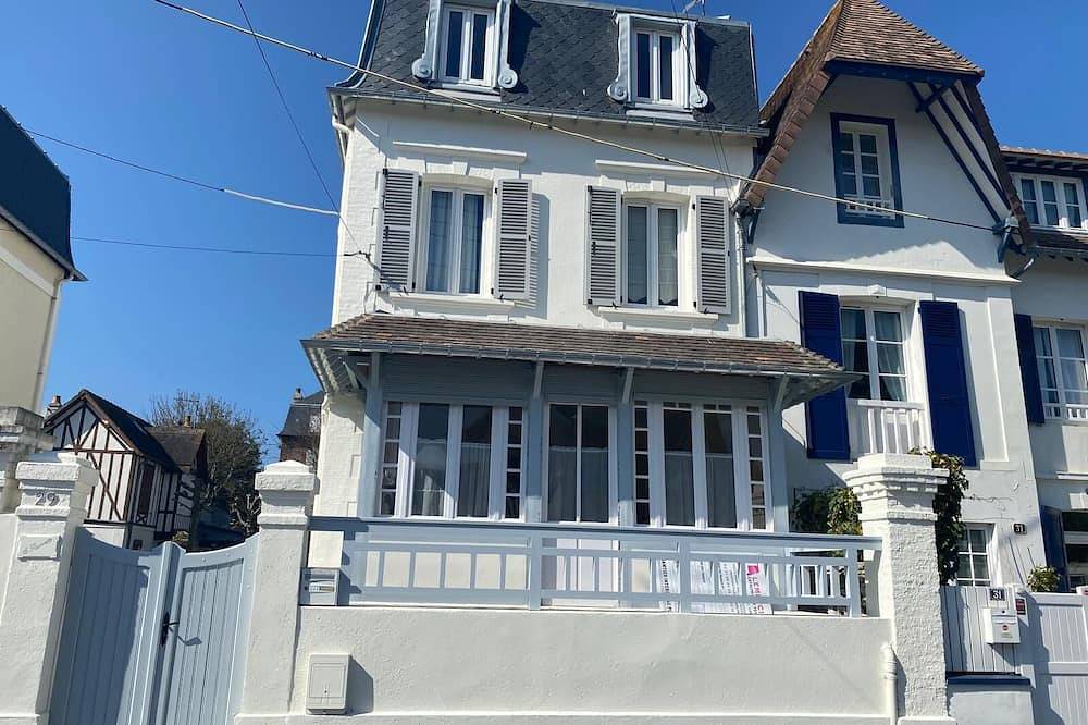Maison de charme avec jardin à 2min à pied de la plage in Cabourg, Région de Caen