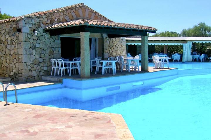 Gîte pour 2 personnes, avec Balcon/Terrasse ainsi que Jardin et Piscine à Porto Rotondo