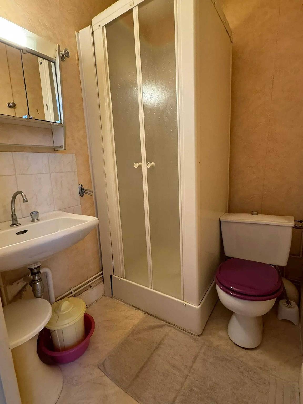 Estudio entero, Estudio confortable en Néris-les-Bains - 18 m² con jardín in Néris-les-Bains, Región de Montluçon