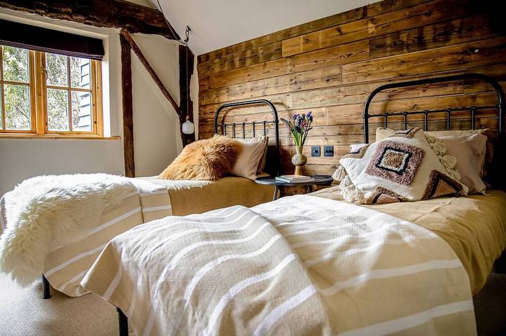 Rustic 2 Bed Stable in the Heart of the Kent Downs in Hastingleigh, Ashford region