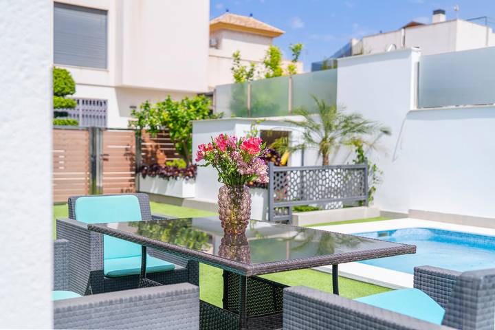 Ferienhaus 'Azalea Ii' in Meeresnähe mit Pool und Wlan in Las Calas, Torrevieja