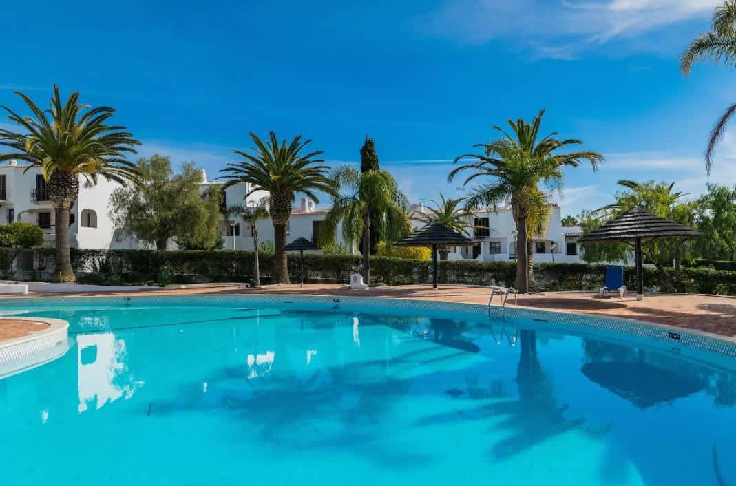 Appartamento intero, Apartment Luna - Resort with a pool area with a lounge bar in Albufeira, Distretto di Faro
