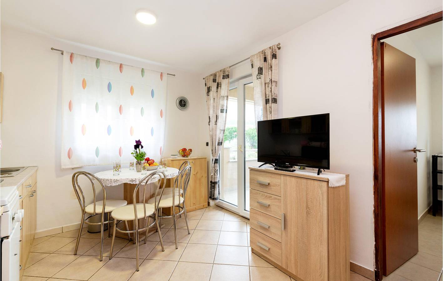 Ganze Ferienwohnung, Gemütliche Wohnung mit Terrasse, WLAN und Parkplatz, 2,5 km vom Strand entfernt in Jasenice, Zadar