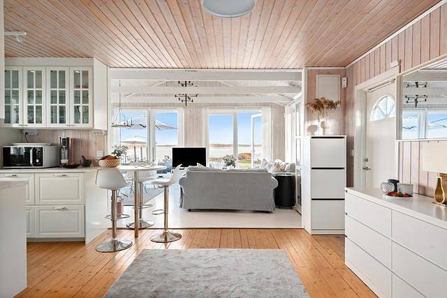 Ferienhaus mit Strandgrundstück, Boot und Steg in Småland in Kronoberg